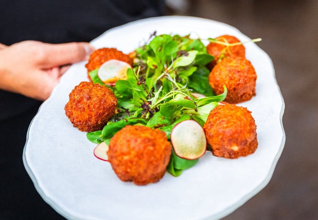 Beignets dorés et jeunes pousses