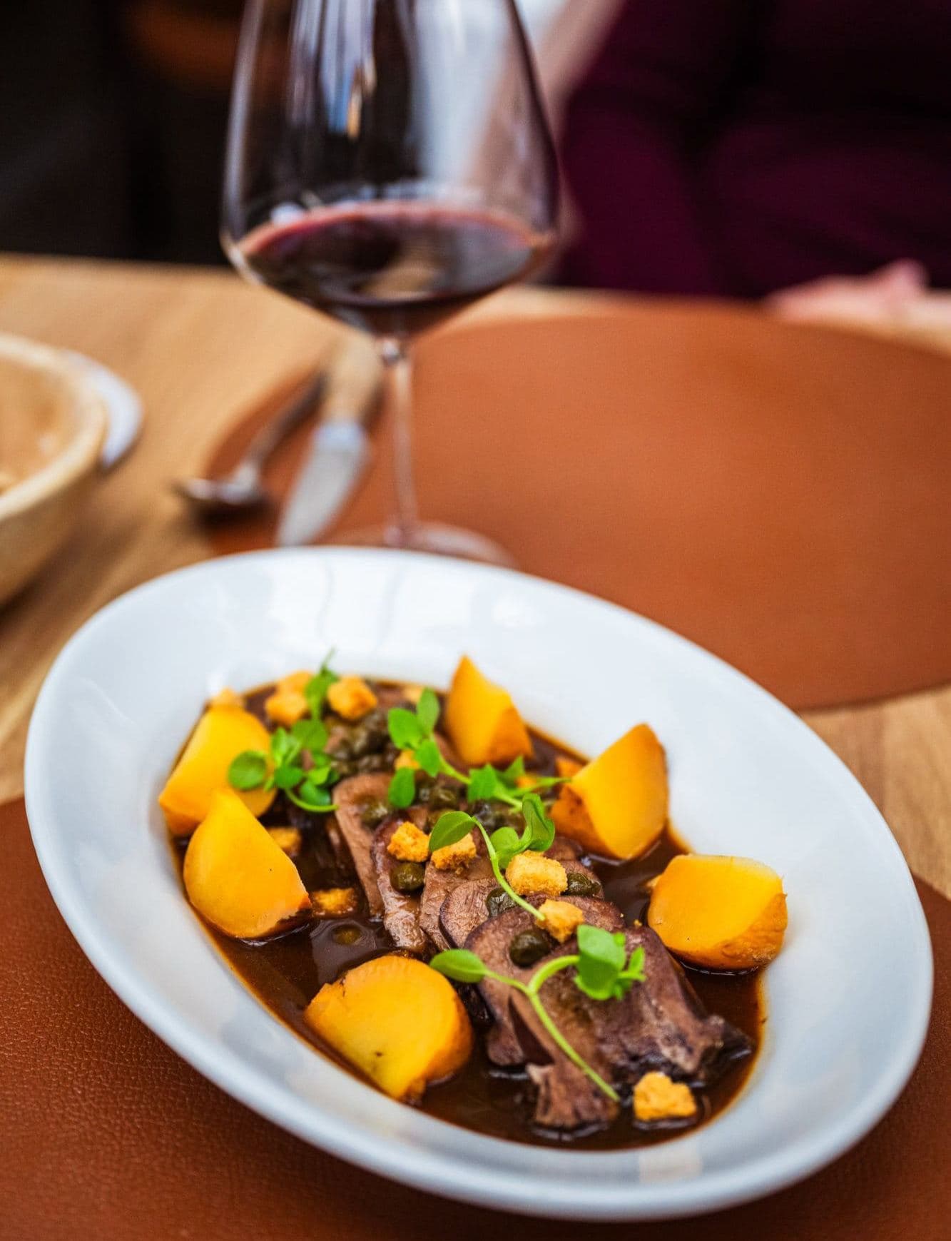 Plat mijoté servi au café