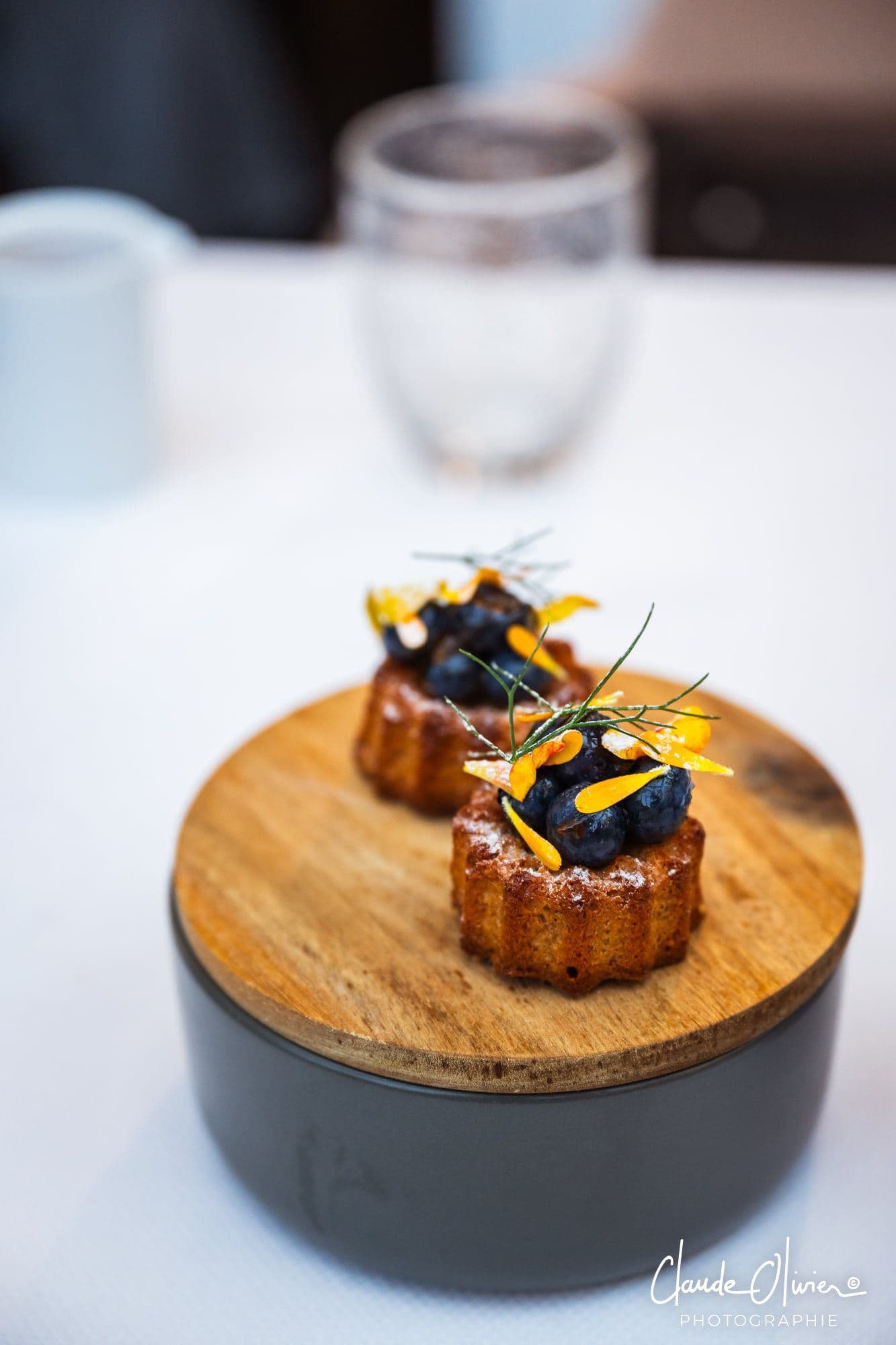 Cannelé et sa garniture
