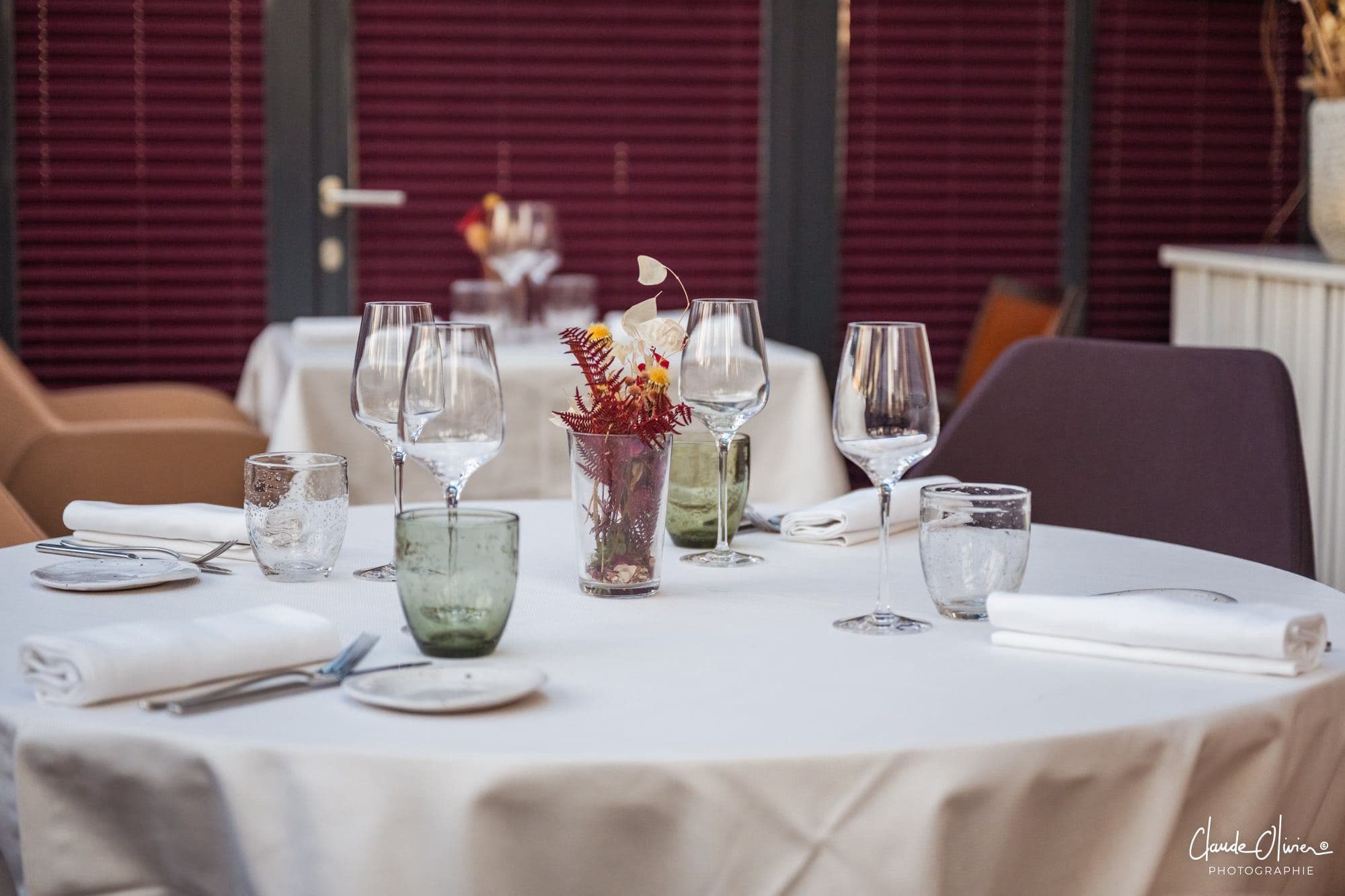 Table dressée dans la salle gastronomique de l'Auberge de la Couronne