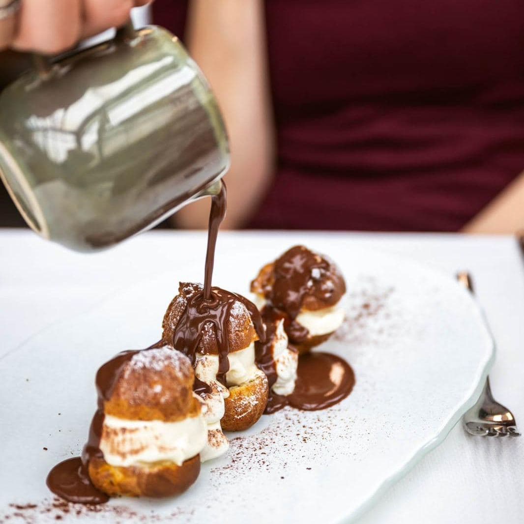 Profiteroles nappées de chocolat chaud