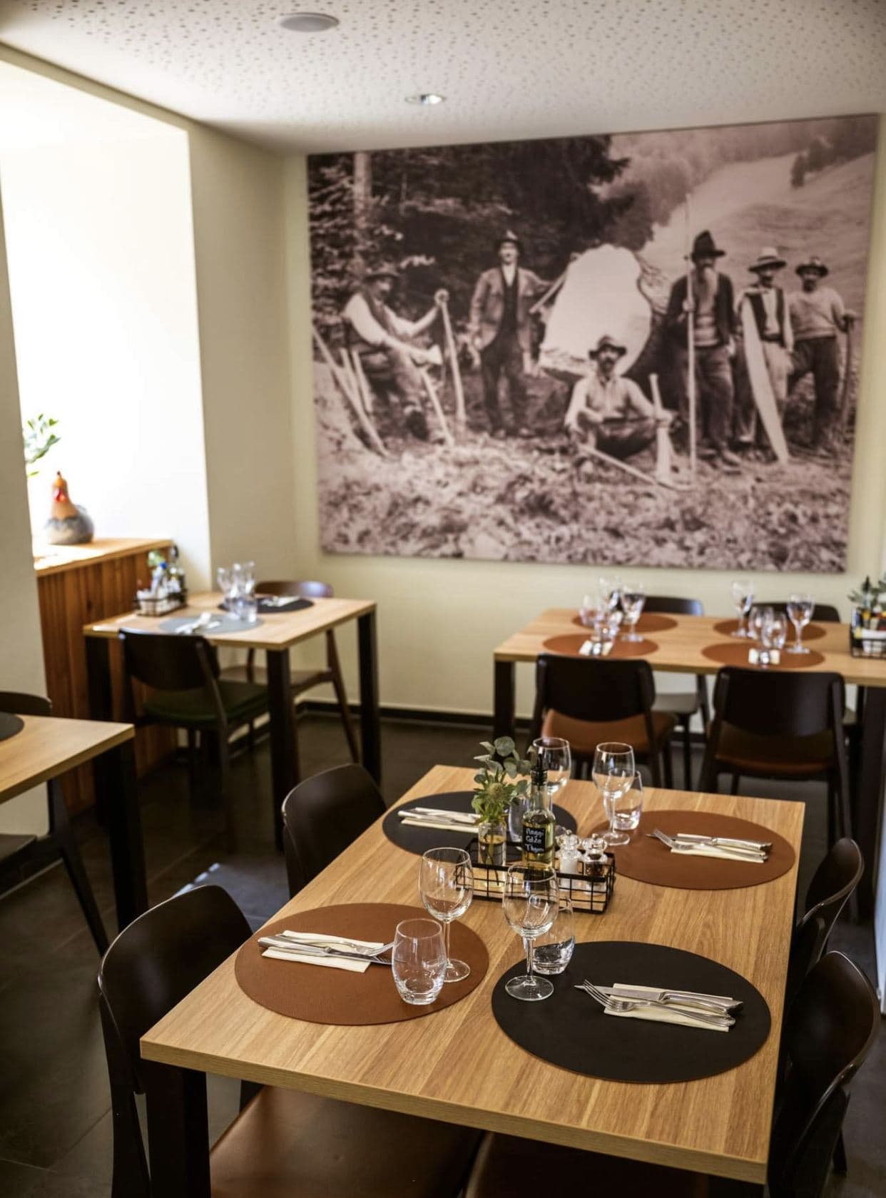 La salle du café, tables en bois et photographie d'armaillis