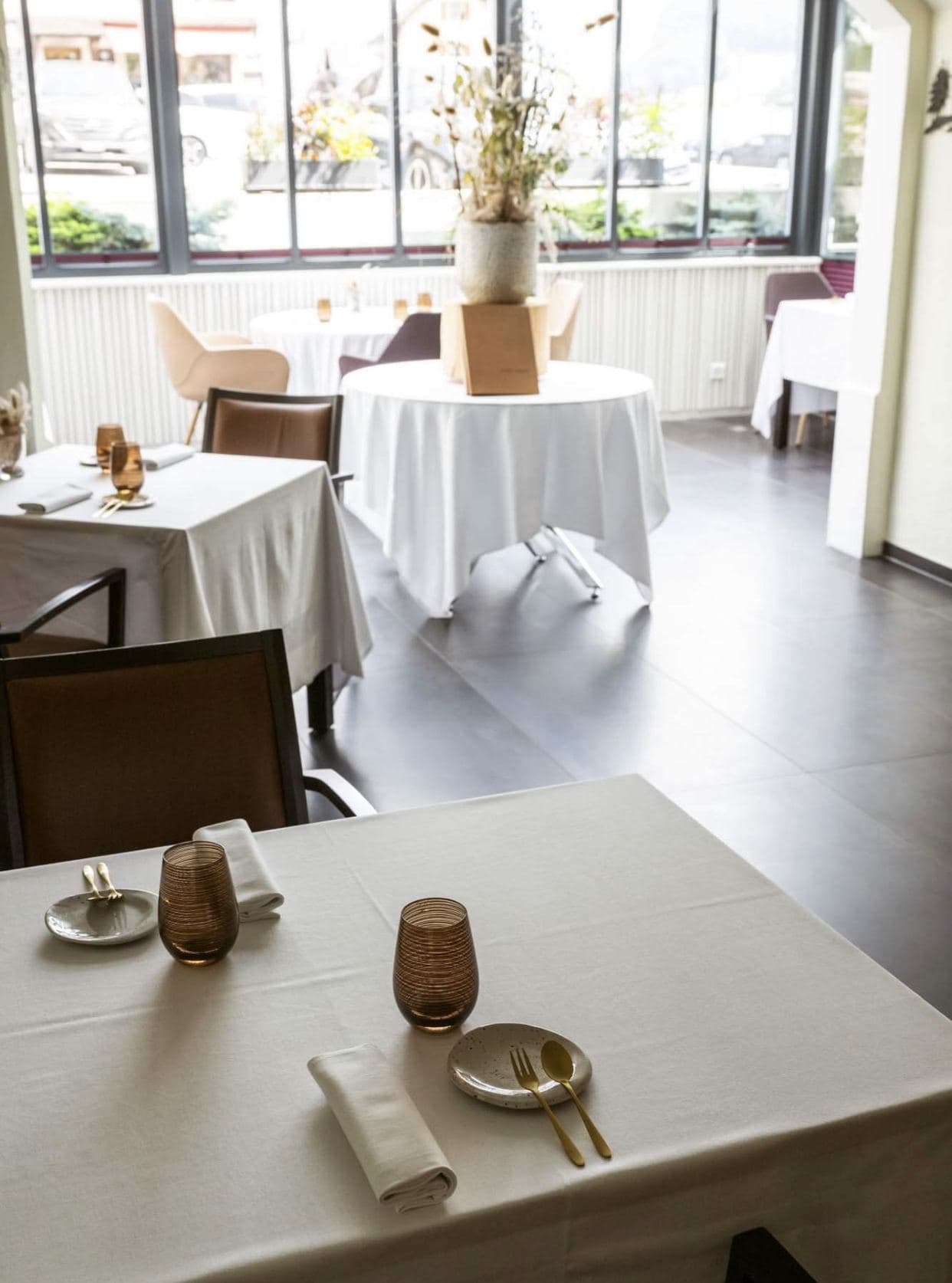 La salle du restaurant gastronomique baignée de lumière